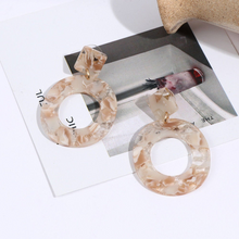 Laden Sie das Bild in den Galerie-Viewer, ARYA SMALL | Coole ovale Statement Acryl Ohrringe mit beige marmoriertem Muster im Retro Boho Look