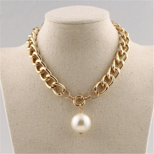 Laden Sie das Bild in den Galerie-Viewer, ESTELLE | Goldfarbene chunky chain Statement Halskette mit großer beiger Perle