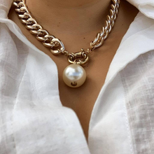 Laden Sie das Bild in den Galerie-Viewer, ESTELLE | Goldfarbene chunky chain Statement Halskette mit großer beiger Perle
