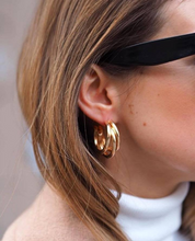 Laden Sie das Bild in den Galerie-Viewer, AUBREE | Goldfarbene 80er Retro Ohrringe 3er Hoop Creolen