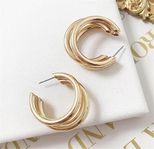 Laden Sie das Bild in den Galerie-Viewer, AUBREE | Goldfarbene 80er Retro Ohrringe 3er Hoop Creolen