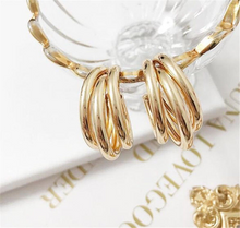 Laden Sie das Bild in den Galerie-Viewer, AUBREE | Goldfarbene 80er Retro Ohrringe 3er Hoop Creolen