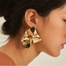 Laden Sie das Bild in den Galerie-Viewer, STRAIGHT EDGE | Coole goldfarbene Statement Ohrringe im Silk Look