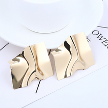 Laden Sie das Bild in den Galerie-Viewer, STRAIGHT EDGE | Coole goldfarbene Statement Ohrringe im Silk Look