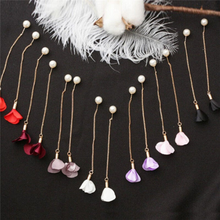 Laden Sie das Bild in den Galerie-Viewer, ROSE | Süße goldfarbene Einfädler Ohrringe mit Blüten und Perlen