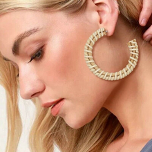 Laden Sie das Bild in den Galerie-Viewer, AGNES | Trendy Herbst Statement Ohrringe Ohrhänger Rattan beige braun