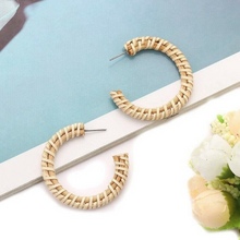 Laden Sie das Bild in den Galerie-Viewer, AGNES | Trendy Herbst Statement Ohrringe Ohrhänger Rattan beige braun