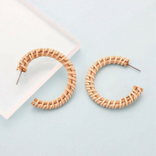Laden Sie das Bild in den Galerie-Viewer, AGNES | Trendy Herbst Statement Ohrringe Ohrhänger Rattan beige braun
