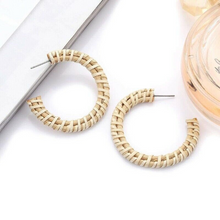 Laden Sie das Bild in den Galerie-Viewer, AGNES | Trendy Herbst Statement Ohrringe Ohrhänger Rattan beige braun