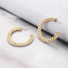 Laden Sie das Bild in den Galerie-Viewer, AGNES | Trendy Herbst Statement Ohrringe Ohrhänger Rattan beige braun