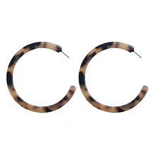 Laden Sie das Bild in den Galerie-Viewer, KENDALL | Coole Acryl Creolen Ohrringe mit beige braunem Leoparden Muster