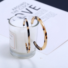 Laden Sie das Bild in den Galerie-Viewer, KENDALL | Coole Acryl Creolen Ohrringe mit beige braunem Leoparden Muster