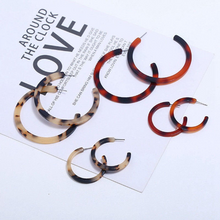 Laden Sie das Bild in den Galerie-Viewer, KENDALL | Coole Acryl Creolen Ohrringe mit beige braunem Leoparden Muster