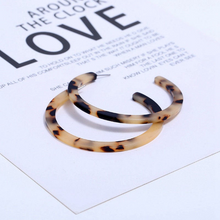 Laden Sie das Bild in den Galerie-Viewer, KENDALL | Coole Acryl Creolen Ohrringe mit beige braunem Leoparden Muster