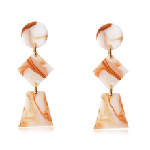 Laden Sie das Bild in den Galerie-Viewer, DORA | Geometrische beige braune Schildpatt Acryl Ohrringe Ohrhänger Stecker