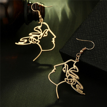 Laden Sie das Bild in den Galerie-Viewer, JEANNE D'ARC | Goldfarbene Ohrringe mit Frauen Gesicht