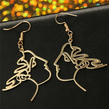 Laden Sie das Bild in den Galerie-Viewer, JEANNE D'ARC | Goldfarbene Ohrringe mit Frauen Gesicht