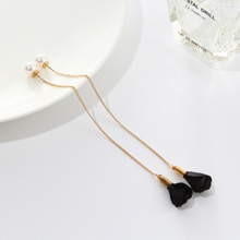 Laden Sie das Bild in den Galerie-Viewer, ROSE | Süße goldfarbene Einfädler Ohrringe mit Blüten und Perlen