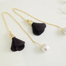 Laden Sie das Bild in den Galerie-Viewer, ROSE | Süße goldfarbene Einfädler Ohrringe mit Blüten und Perlen