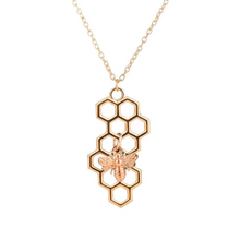 Laden Sie das Bild in den Galerie-Viewer, QUEEN BEE XL | Goldfarbene Boho Halskette Collier Honigwabe mit goldenem Biene Anhänger