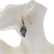 Laden Sie das Bild in den Galerie-Viewer, ARIA | Bronzefarbene Indie Boho Ohrringe Ohrhänger mit türkisen Patina Blättern