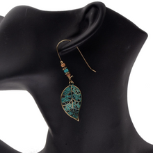 Laden Sie das Bild in den Galerie-Viewer, ARIA | Bronzefarbene Indie Boho Ohrringe Ohrhänger mit türkisen Patina Blättern