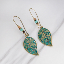 Laden Sie das Bild in den Galerie-Viewer, ARIA | Bronzefarbene Indie Boho Ohrringe Ohrhänger mit türkisen Patina Blättern