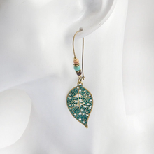 Laden Sie das Bild in den Galerie-Viewer, ARIA | Bronzefarbene Indie Boho Ohrringe Ohrhänger mit türkisen Patina Blättern