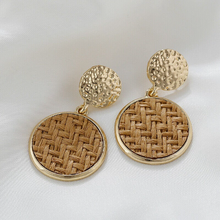 Laden Sie das Bild in den Galerie-Viewer, RITA | Braune Retro Chic Vintage Rattan Ohrringe Ohrhänger Kreis rund