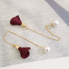 Laden Sie das Bild in den Galerie-Viewer, ROSE | Süße goldfarbene Einfädler Ohrringe mit Blüten und Perlen