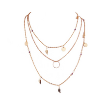 Laden Sie das Bild in den Galerie-Viewer, ARIANA | Mehrlagige goldene Halskette mit Blättern Münze und kleinen lila Kristall