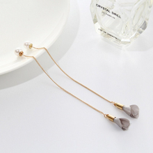 Laden Sie das Bild in den Galerie-Viewer, ROSE | Süße goldfarbene Einfädler Ohrringe mit Blüten und Perlen