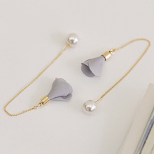 Laden Sie das Bild in den Galerie-Viewer, ROSE | Süße goldfarbene Einfädler Ohrringe mit Blüten und Perlen