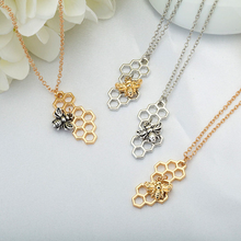 Laden Sie das Bild in den Galerie-Viewer, QUEEN BEE Mini | Schöne goldene Boho Halskette mit Honigwaben Anhänger und süßer Biene