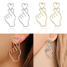 Laden Sie das Bild in den Galerie-Viewer, ESMIRA | Schöne silberfarbene Ohrringe mit Hand und Herz Design