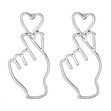 Laden Sie das Bild in den Galerie-Viewer, ESMIRA | Schöne silberfarbene Ohrringe mit Hand und Herz Design