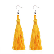 Laden Sie das Bild in den Galerie-Viewer, NAOMI | Lange Ohrringe mit 925 Sterling Silberhaken und Quasten aus echten Seidenfäden in gelb