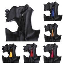 Laden Sie das Bild in den Galerie-Viewer, NAOMI | Lange Ohrringe mit 925 Sterling Silberhaken und Quasten aus echten Seidenfäden in braun