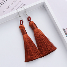 Laden Sie das Bild in den Galerie-Viewer, NAOMI | Lange Ohrringe mit 925 Sterling Silberhaken und Quasten aus echten Seidenfäden in braun