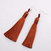Laden Sie das Bild in den Galerie-Viewer, NAOMI | Lange Ohrringe mit 925 Sterling Silberhaken und Quasten aus echten Seidenfäden in braun