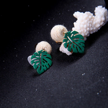 Laden Sie das Bild in den Galerie-Viewer, BEATRIZ | Schöne Sommer Ohrringe mit Palmenblatt und Rattankugel