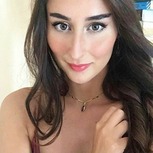 Laden Sie das Bild in den Galerie-Viewer, GIULIA | Vergoldete minimalistische Brautjungfer Ohrringe Ohrhänger lila Edelsteine