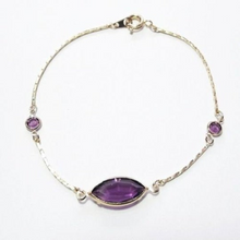 Laden Sie das Bild in den Galerie-Viewer, GIULIA | Hübsche minimalistische vergoldete Brosche lila Edelsteine Brautjungfern