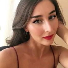 Laden Sie das Bild in den Galerie-Viewer, GIULIA | Hübsche minimalistische vergoldete Brosche lila Edelsteine Brautjungfern