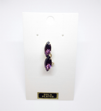 Laden Sie das Bild in den Galerie-Viewer, GIULIA | Hübsche minimalistische vergoldete Brosche lila Edelsteine Brautjungfern
