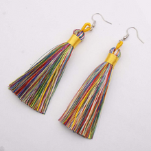 Laden Sie das Bild in den Galerie-Viewer, NAOMI | Lange Ohrringe mit 925 Sterling Silberhaken und Quasten aus echten Seidenfäden in bunt