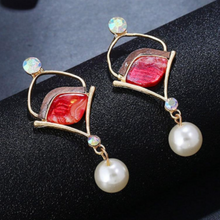 Load image into Gallery viewer, PAISLEY | Einzigartige Art Déco Statement Ohrringe mit rotem Acryl und weißen Perlen