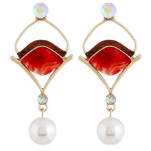Load image into Gallery viewer, PAISLEY | Einzigartige Art Déco Statement Ohrringe mit rotem Acryl und weißen Perlen