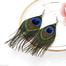 Laden Sie das Bild in den Galerie-Viewer, MAYSA | Tolle blau grüne Pfauen Feder Boho Statement Ohrringe Ohrhänger