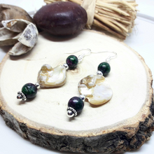 Laden Sie das Bild in den Galerie-Viewer, OLIVIA | Silberfarbene GemChic Unikat Ohrringe Perlmutt beige & grün lila Ziosit Edelstein Pelen